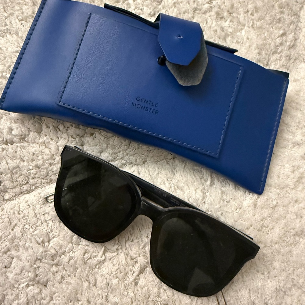 GENTLE MONSTER Black Sunglasses with Blue Pouch